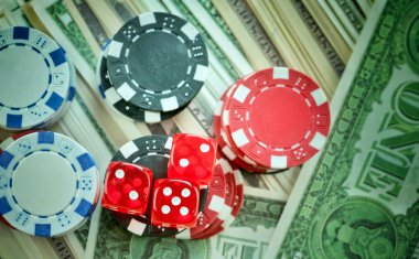 Para cips ve kumar kartları fotoğraf kırmızı Dices