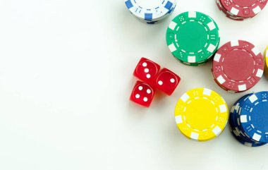 Kumar kırmızı Dices ve para cips fotoğraf