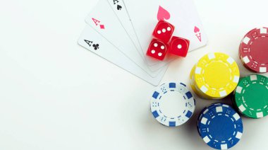 Kumar kırmızı Dices ve para cips fotoğraf kartları