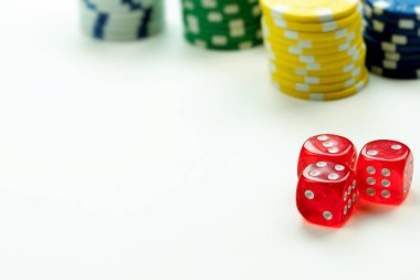 Kumar kırmızı Dices ve para cips fotoğraf