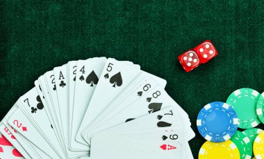 Para cips ve kumar kartları fotoğraf kırmızı Dices