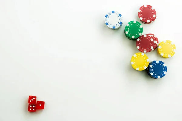 Szerencsejáték Vörös Dobókocka Pénzt Zsetonokat Fénykép — Stock Fotó