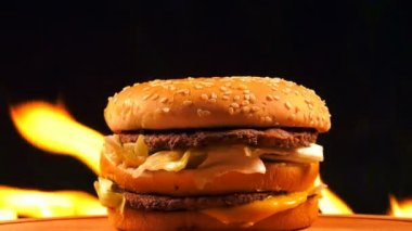 Lezzetli eti Hamburger yanıyor