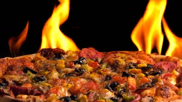 Νόστιμη Ιταλική Πίτσα Στην Πυρκαγιά — Αρχείο Βίντεο