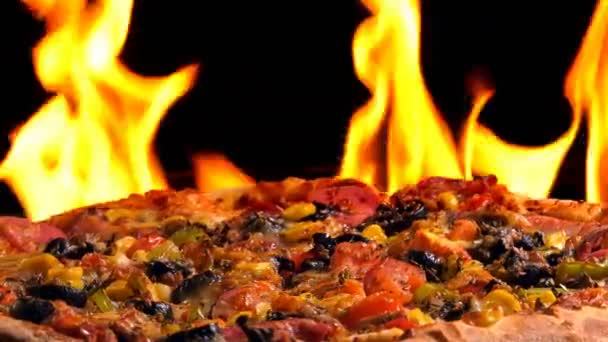 Leckere Italienische Pizza Flammen — Stockvideo