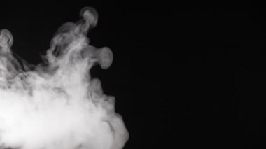 Siyah arkaplanda beyaz duman