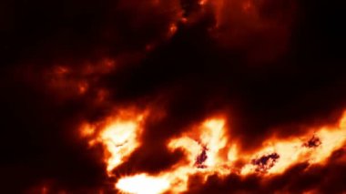 Deli gibi yanan ateş bulutlar