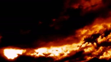 Deli gibi yanan ateş bulutlar