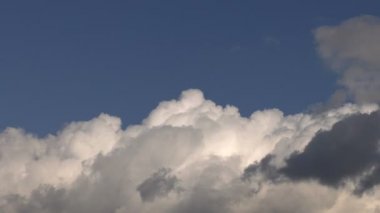 Yumuşak yağmurlu bulutlar ve güneş ışıkları zaman atlamalı