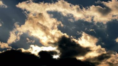 Yumuşak yağmurlu bulutlar ve güneş ışıkları zaman atlamalı