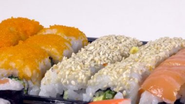 Japonya geleneksel yemek Suşi çiğ balık