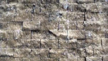  Tuğla taşları üzerinde aşağı akan su damlaları