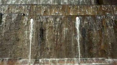 Şelale ve tuğla duvar