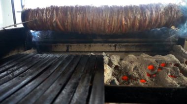Yemek Kokorec Barbekü üzerinde
