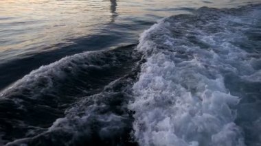 Feribot arkasında su sıçrama