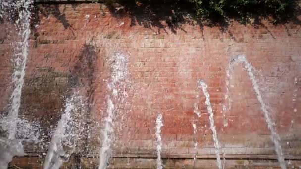 Wasserfall Und Ziegelmauer — Stockvideo