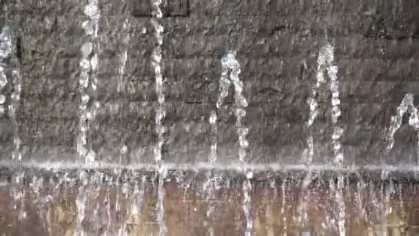 Wasserfall Und Ziegelmauer — Stockvideo