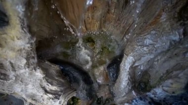 Şelale ve taş taş