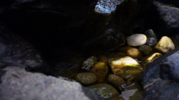 瀑布和岩石石头 — 图库视频影像