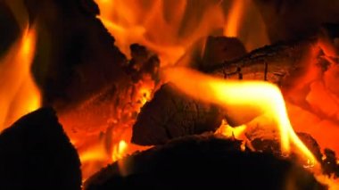 Ahşap ateş yanan alevler