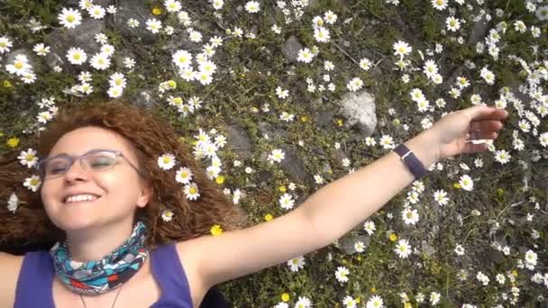 Beyaz Papatya Çiçekler Genç Kadın — Stok video