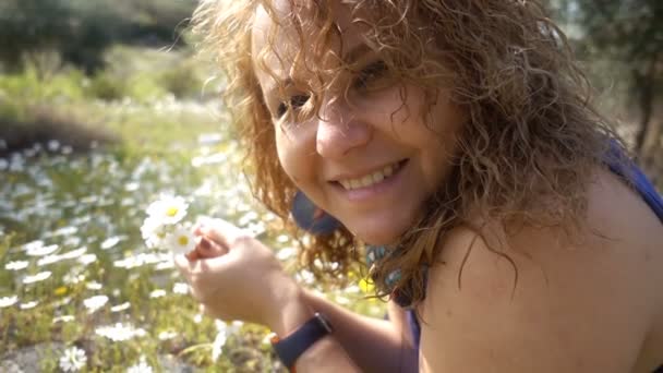 Νεαρή Γυναίκα Λευκό Μαργαρίτα Λουλούδια — Αρχείο Βίντεο