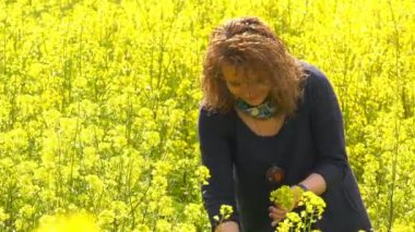 Sarı doğa genç kadın