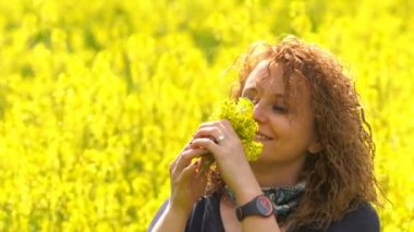 Sarı doğa genç kadın