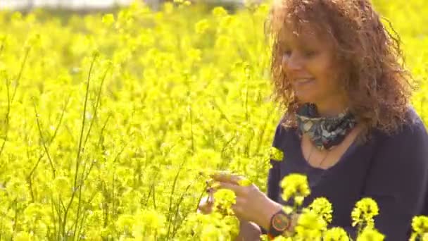 Mujer Joven Naturaleza Amarilla — Vídeo de stock