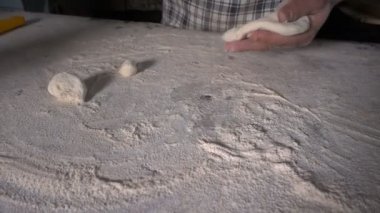 Türk Pidesi Yapmak İçin Unla Hamur Yapma