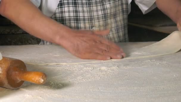 Gør Dough Med Mel Til Gøre Tyrkisk Pitta – Stock-video