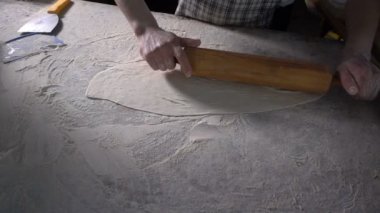 Türk Pidesi Yapmak İçin Unla Hamur Yuvarlamak