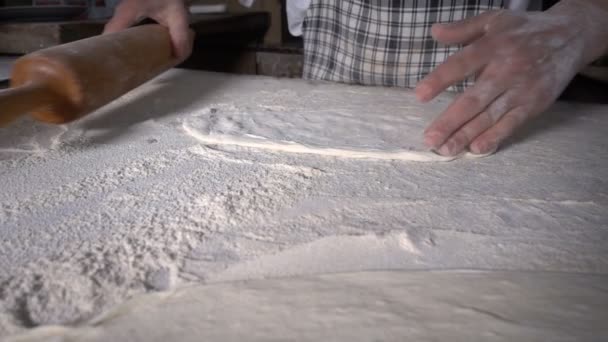 Teig Mit Mehl Ausrollen Türkischen Fladenbrot Herzustellen — Stockvideo