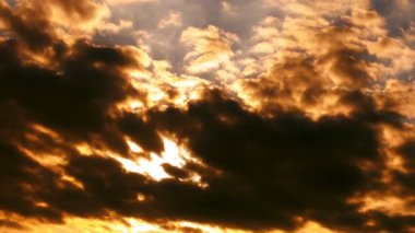 karanlık bulutlar ve güneş ışığı 