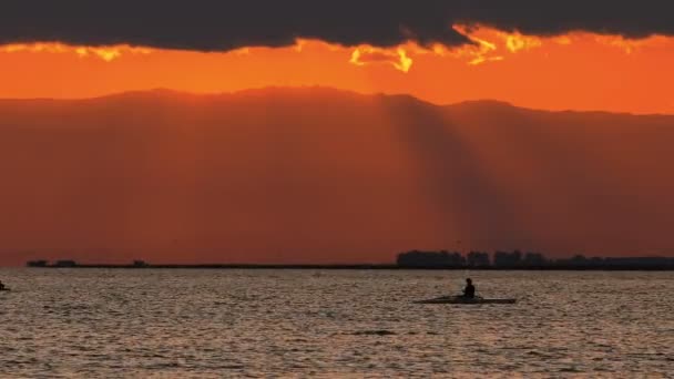 Sonnenuntergang Und Kanu Sport Silhouette — Stockvideo