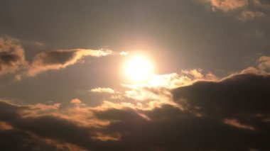 karanlık bulutlar ve güneş ışığı 