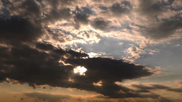 Dunkle Wolken Und Sonnenlicht — Stockvideo