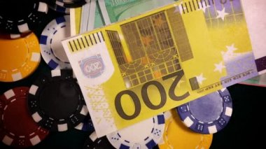 Poker, Blackjack gibi birçok riski ve başarısı olan Gambling Poker Card Dices and Chips Toolswinning Games. Çoğunlukla casinolar oynanır, tehlike yeterli şans yoksa bazen her şeyi kaybediyor