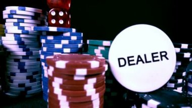 Poker, Blackjack gibi birçok riski ve başarısı olan Gambling Poker Card Dices and Chips Toolswinning Games. Çoğunlukla casinolar oynanır, tehlike yeterli şans yoksa bazen her şeyi kaybediyor