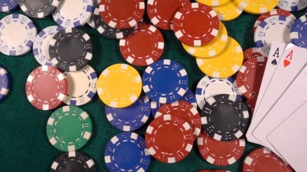 赌博扑克牌骰子和筹码工具赢得游戏 有很多的风险和成功 如扑克 21点 它主要是在赌场玩 危险是失去一切 有时如果你没有足够的运气 — 图库视频影像