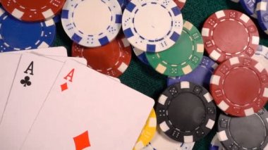 Poker, Blackjack gibi birçok riski ve başarısı olan Gambling Poker Card Dices and Chips Toolswinning Games. Çoğunlukla casinolar oynanır, tehlike yeterli şans yoksa bazen her şeyi kaybediyor