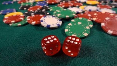Poker, Blackjack gibi birçok riski ve başarısı olan Gambling Poker Card Dices and Chips Toolswinning Games. Çoğunlukla casinolar oynanır, tehlike yeterli şans yoksa bazen her şeyi kaybediyor