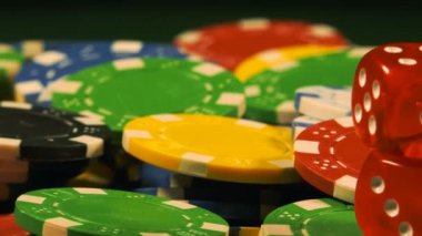 Poker, Blackjack gibi birçok riski ve başarısı olan Gambling Poker Card Dices and Chips Toolswinning Games. Çoğunlukla casinolar oynanır, tehlike yeterli şans yoksa bazen her şeyi kaybediyor