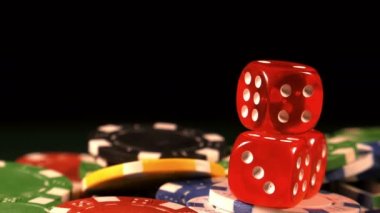 Poker, Blackjack gibi birçok riski ve başarısı olan Gambling Poker Card Dices and Chips Toolswinning Games. Çoğunlukla casinolar oynanır, tehlike yeterli şans yoksa bazen her şeyi kaybediyor