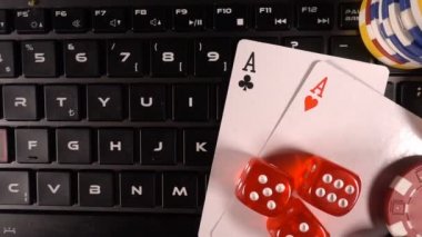 Poker, Blackjack gibi birçok riski ve başarısı olan Gambling Poker Card Dices and Chips Toolswinning Games. Çoğunlukla casinolar oynanır, tehlike yeterli şans yoksa bazen her şeyi kaybediyor