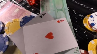 Poker, Blackjack gibi birçok riski ve başarısı olan Gambling Poker Card Dices and Chips Toolswinning Games. Çoğunlukla casinolar oynanır, tehlike yeterli şans yoksa bazen her şeyi kaybediyor