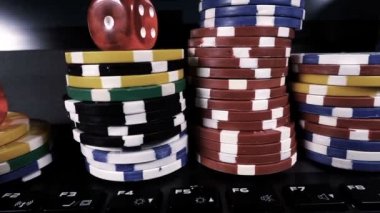 Poker, Blackjack gibi birçok riski ve başarısı olan Gambling Poker Card Dices and Chips Toolswinning Games. Çoğunlukla casinolar oynanır, tehlike yeterli şans yoksa bazen her şeyi kaybediyor