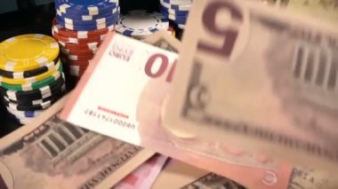 Poker, Blackjack gibi birçok riski ve başarısı olan Gambling Poker Card Dices and Chips Toolswinning Games. Çoğunlukla casinolar oynanır, tehlike yeterli şans yoksa bazen her şeyi kaybediyor