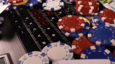 Poker, Blackjack gibi birçok riski ve başarısı olan Gambling Poker Card Dices and Chips Toolswinning Games. Çoğunlukla casinolar oynanır, tehlike yeterli şans yoksa bazen her şeyi kaybediyor