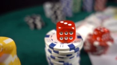 Poker, Blackjack gibi birçok riski ve başarısı olan Gambling Poker Card Dices and Chips Toolswinning Games. Çoğunlukla casinolar oynanır, tehlike yeterli şans yoksa bazen her şeyi kaybediyor